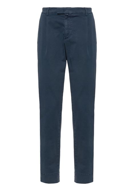 Pantaloni affusolati plissettati in blu - uomo